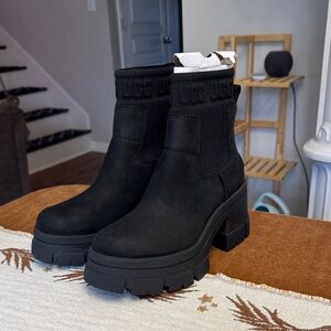 UGG Women's Black Heeled Chelsea Boots, Never Worn
